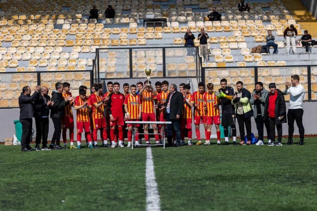 Çatalcaspor U18 Takımı, İstanbul Şampiyonası ve Türkiye Şampiyonası'nda oynamaya hak kazandı