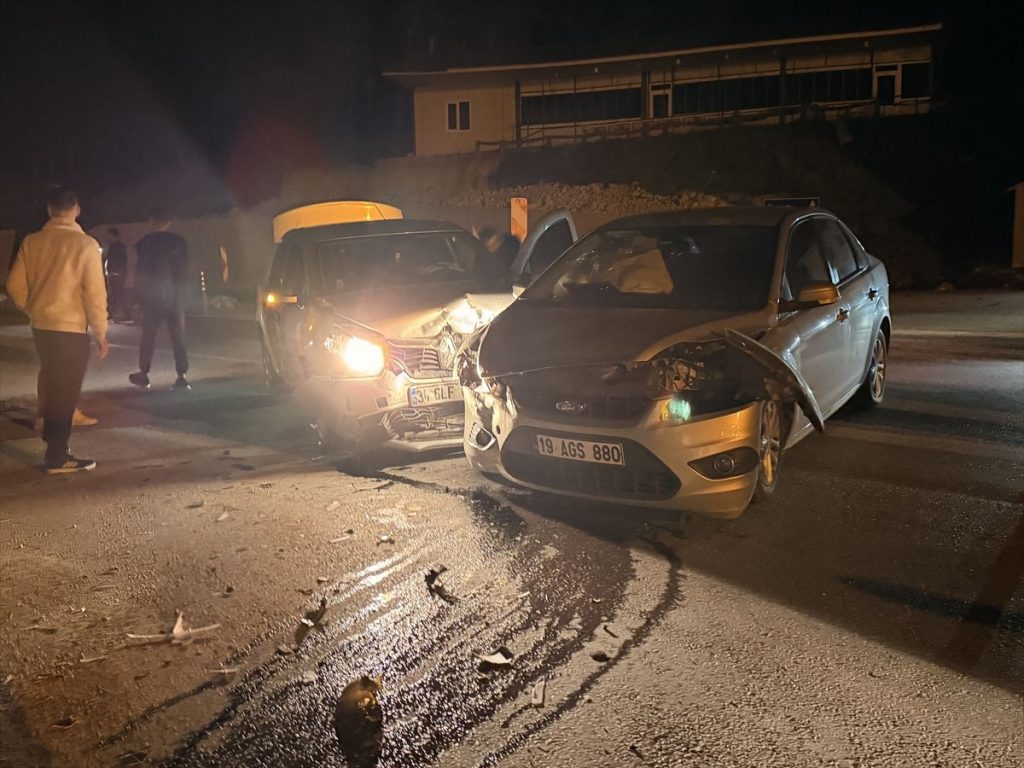 Çorum'da çarpışan iki otomobildeki 7 kişi yaralandı