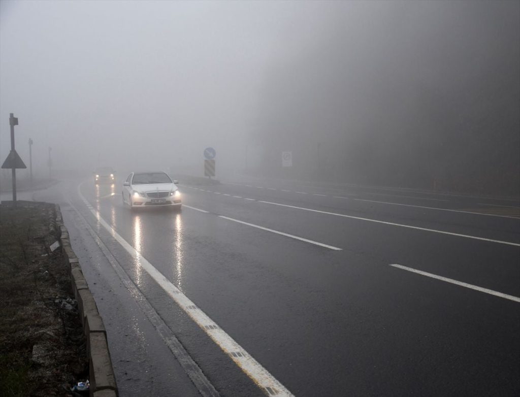 D-100 kara yolunun Bolu Dağı geçişinde sis etkili oldu