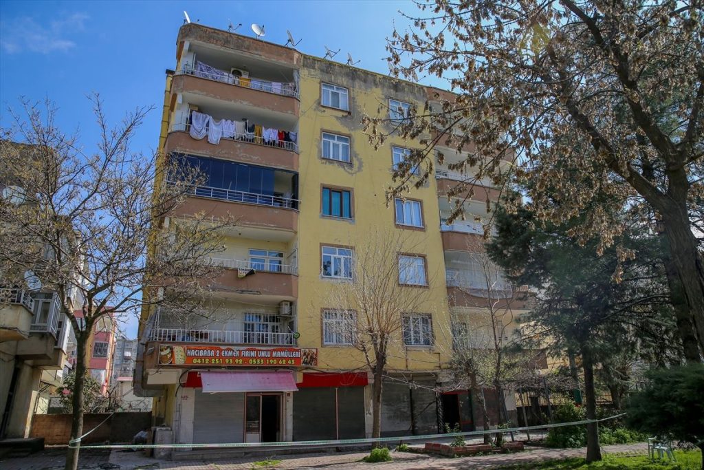 Diyarbakır'da 5 katlı bina tedbiren boşaltıldı