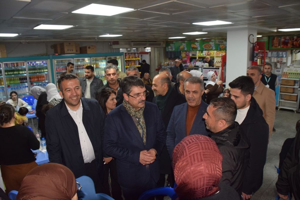 Gercüş'te sağanak ve rüzgar: Yollar suyla doldu, ağaçlar devrildi