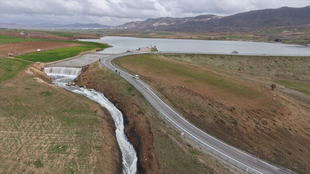 Gercüş'te sağanak ve rüzgar: Yollar suyla doldu, ağaçlar devrildi