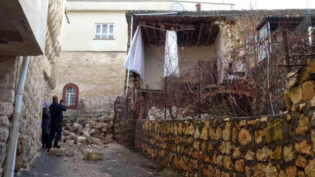 Gercüş'te sağanak yağışlara dayanamayan ev çöktü