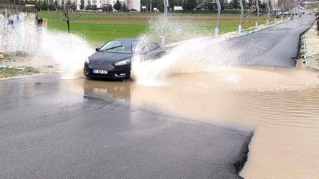 Gercüş'te şiddetli yağış ve fırtına