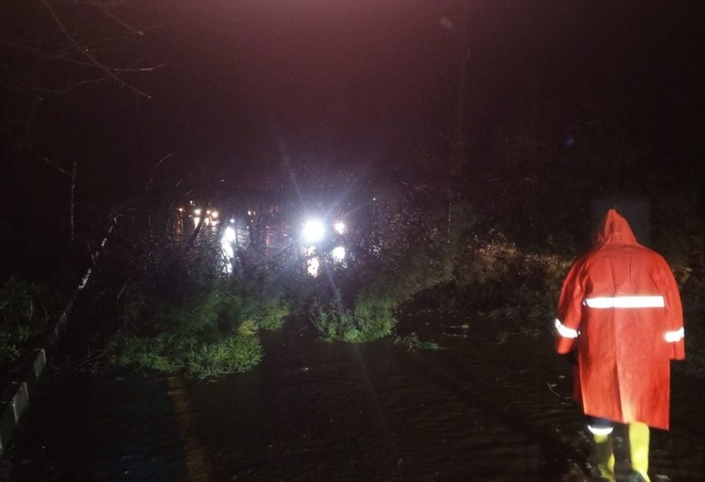 Hatay'da TIR'ın refüje çıktığı anlar kamerada