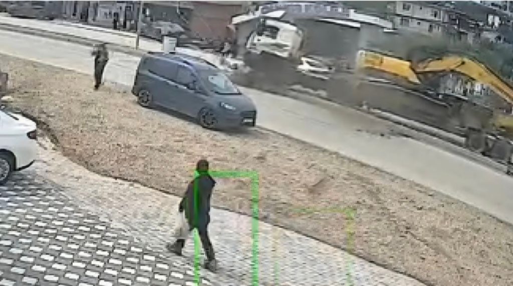 Hatay'da TIR'ın refüje çıktığı anlar kamerada