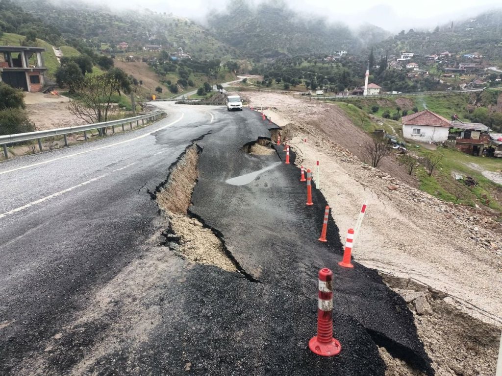 İncirliova ile Tire'yi Birbirine Bağlayan Yolda 39 Gün Sonra İkinci Çökme