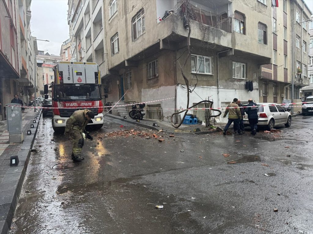 İstanbul'da bir binanın çatısında kısmi çökme meydana geldi