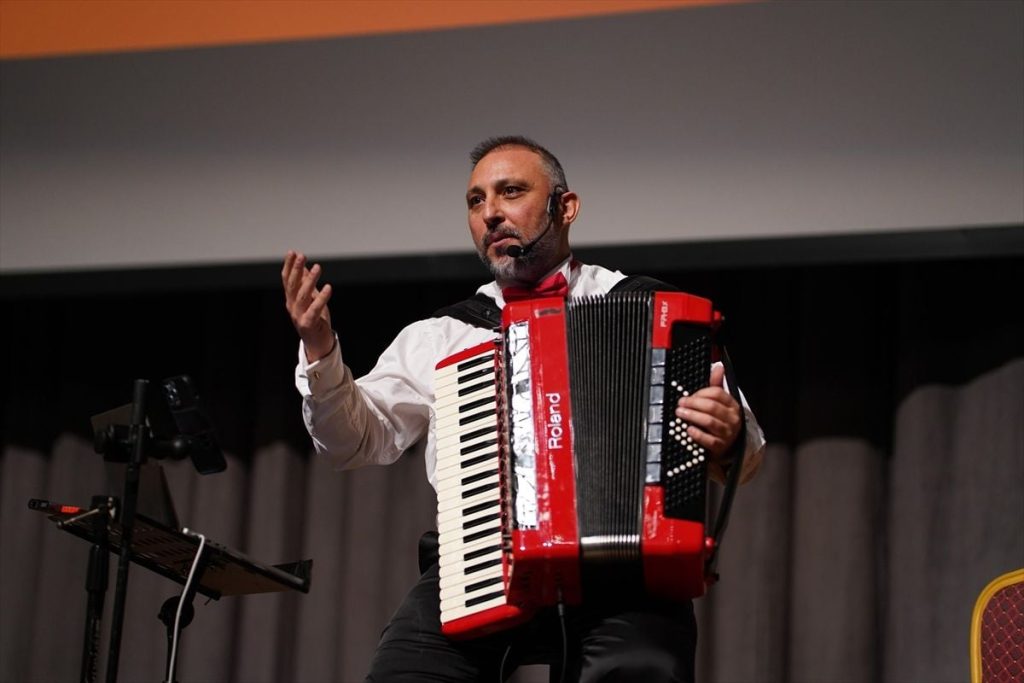 Kaşıkçı'dan Isparta'daki festivalde "Kadın ve Göç" temalı müzikli söyleşi