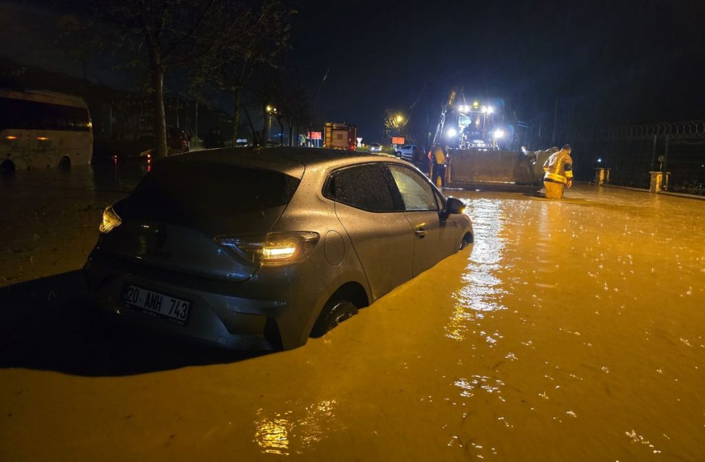 Manisa'da sağanak; araçlar yolda mahsur kaldı