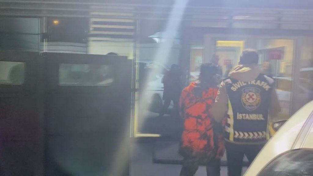 Motosikletli Kamyonet Şoförüne Saldırdı, 180 Bin Lira Ceza Kesildi