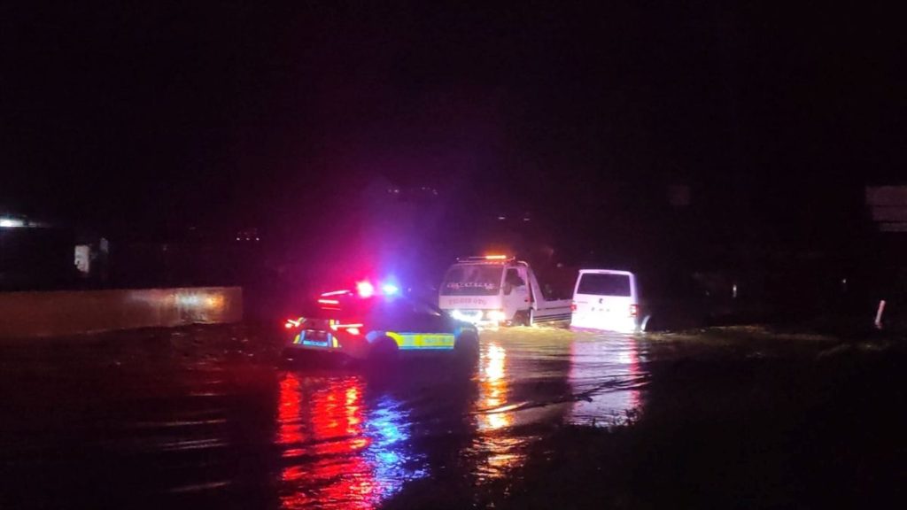 Ödemiş-İzmir yolunda su baskınları ulaşımı aksattı