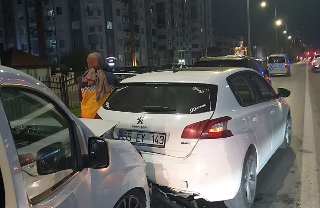 Samsun'da 3 aracın karıştığı trafik kazasında 3 kişi yaralandı