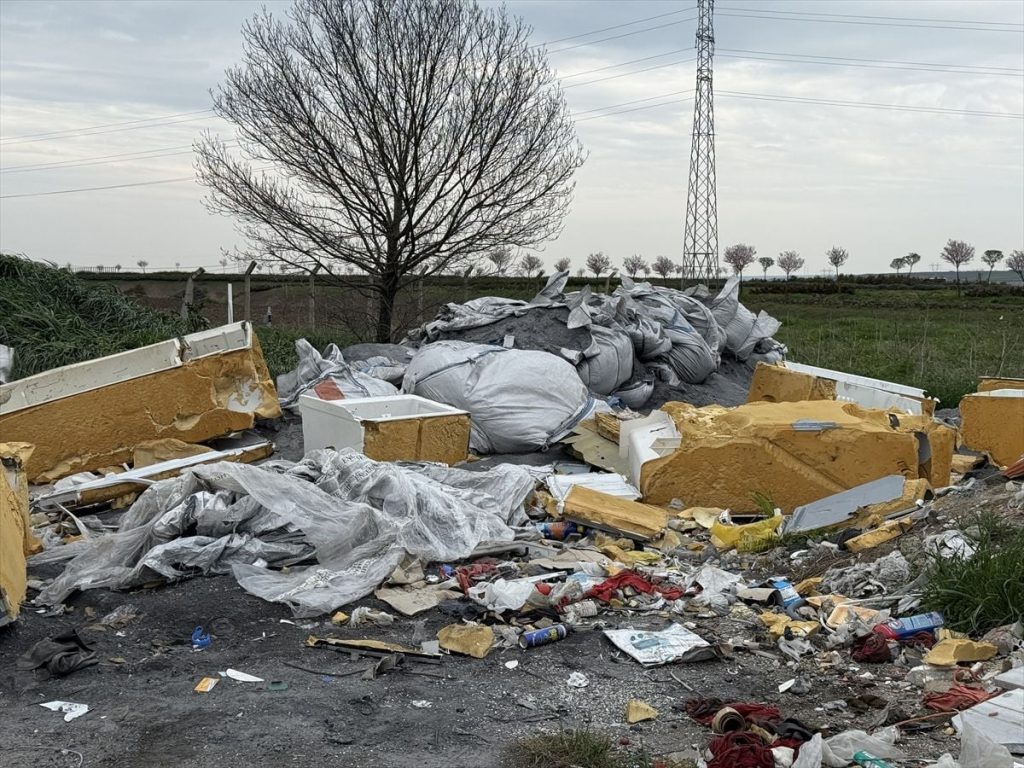 Tekirdağ'da araziye atılan atıklara vatandaşlar tepki gösterdi