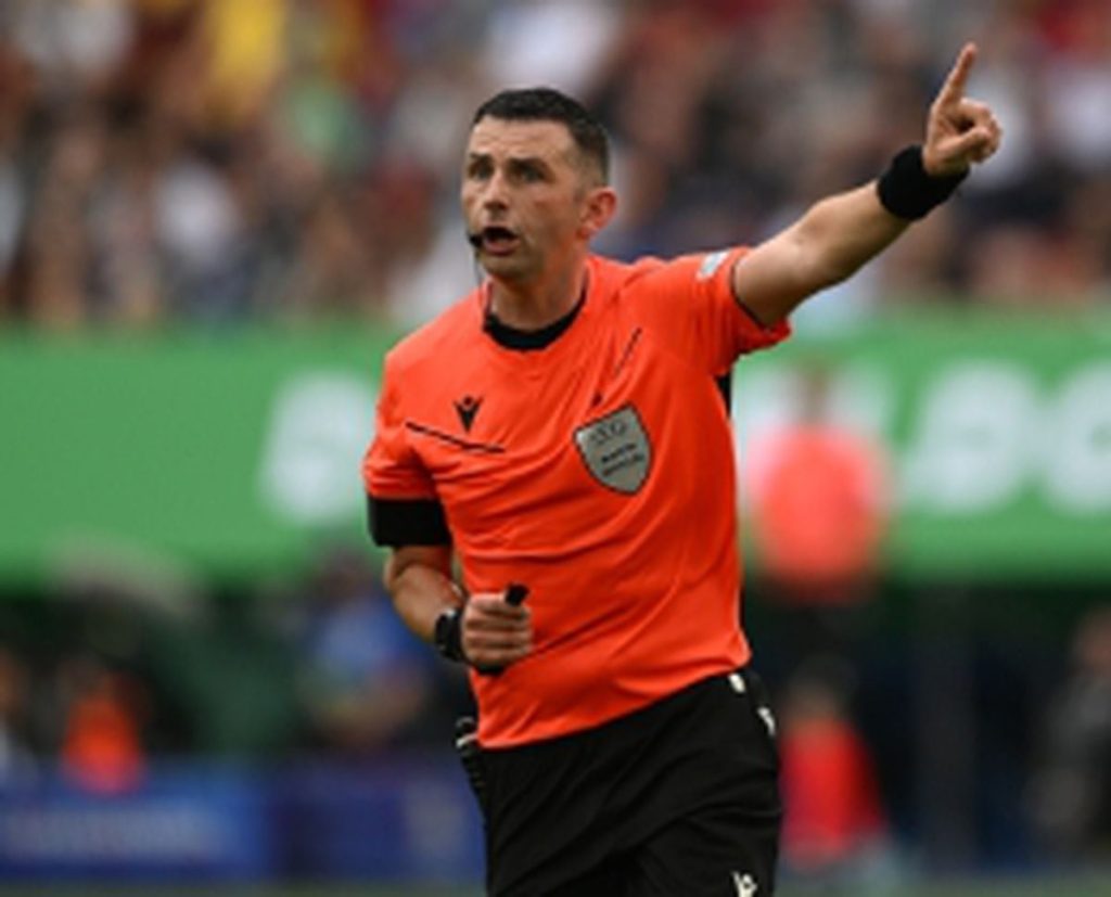 Türkiye maçını Michael Oliver yönetecek