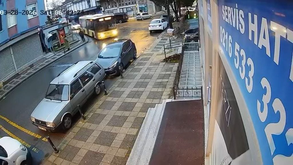 Ümraniye'de İETT otobüsü park halindeki otomobillere çarptı; kaza kamerada