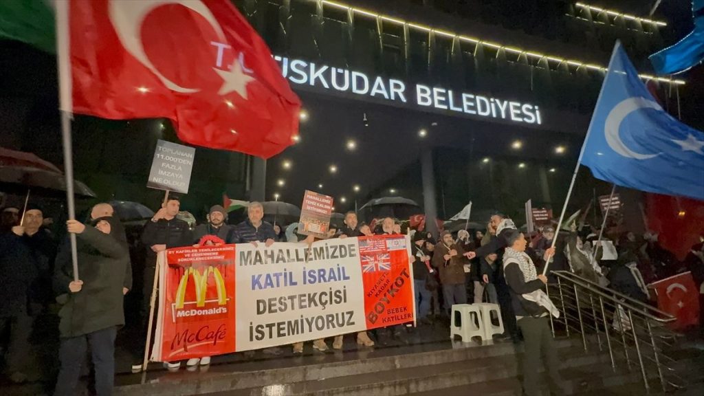 Üsküdar'da mahalle sakinlerinin McDonald's protestosu sürüyor
