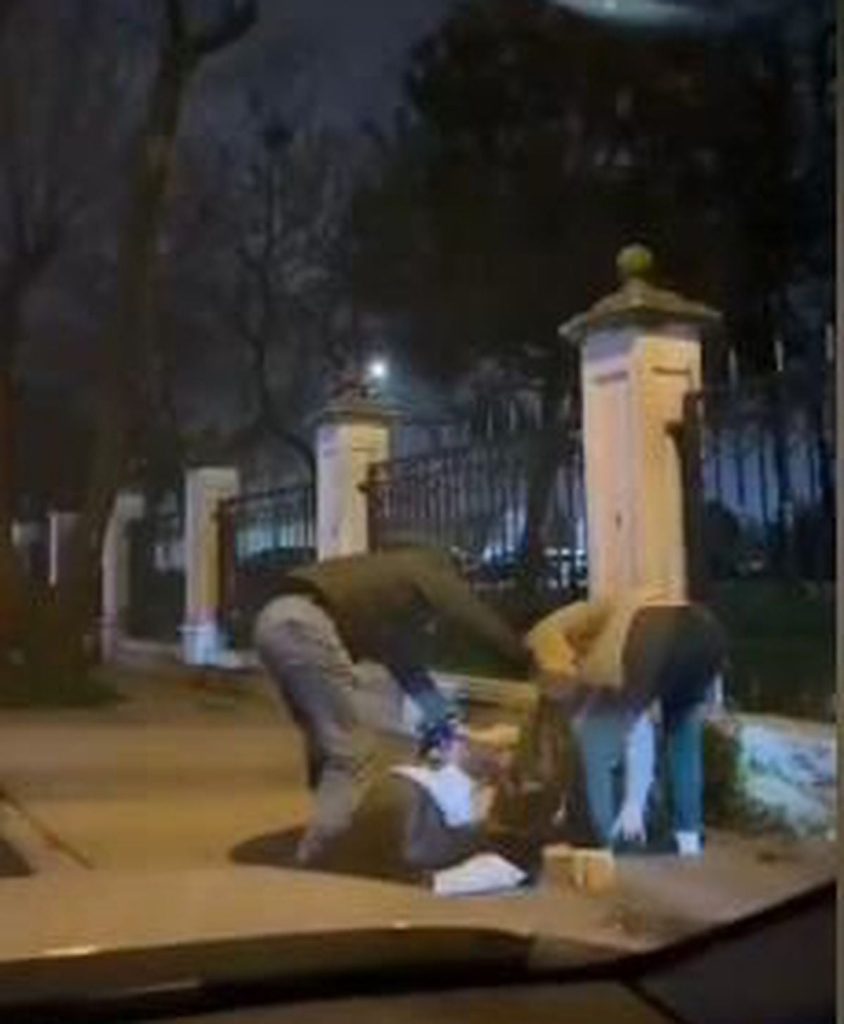 Zeytinburnu'nda sevgilisini sokak ortasında darbetti