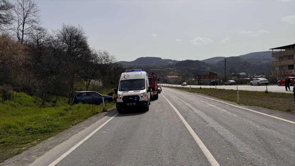 Zonguldak'ta kamyonetle otomobilin çarpıştığı kazada 1 kişi yaralandı