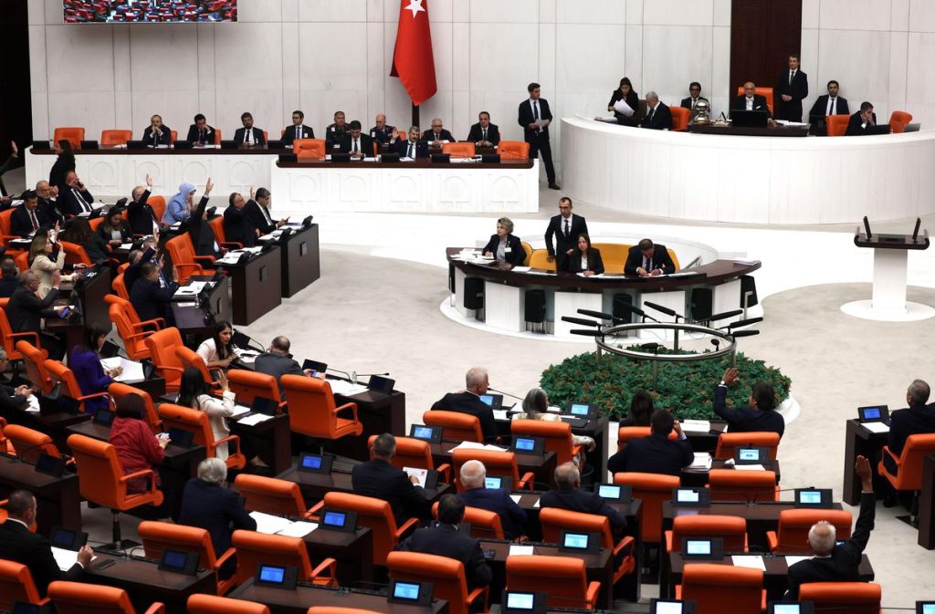 15 yaş altına sosyal medya yasağı getirildi, doğum izni süresi uzatıldı: Yeni düzenlemelerle neler değişiyor?