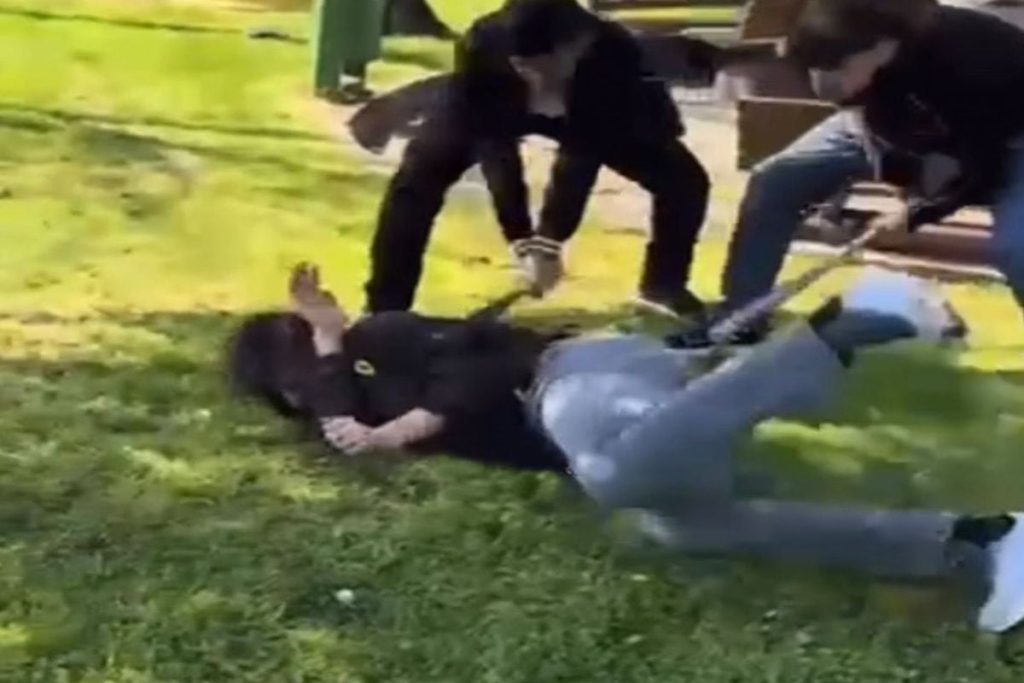 16 yaşındaki çocuk, sokak ortasında demir sopalarla darbedildi