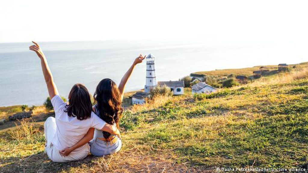 AB'de kadınlar erkeklerden önce aile evinden ayrılıyor