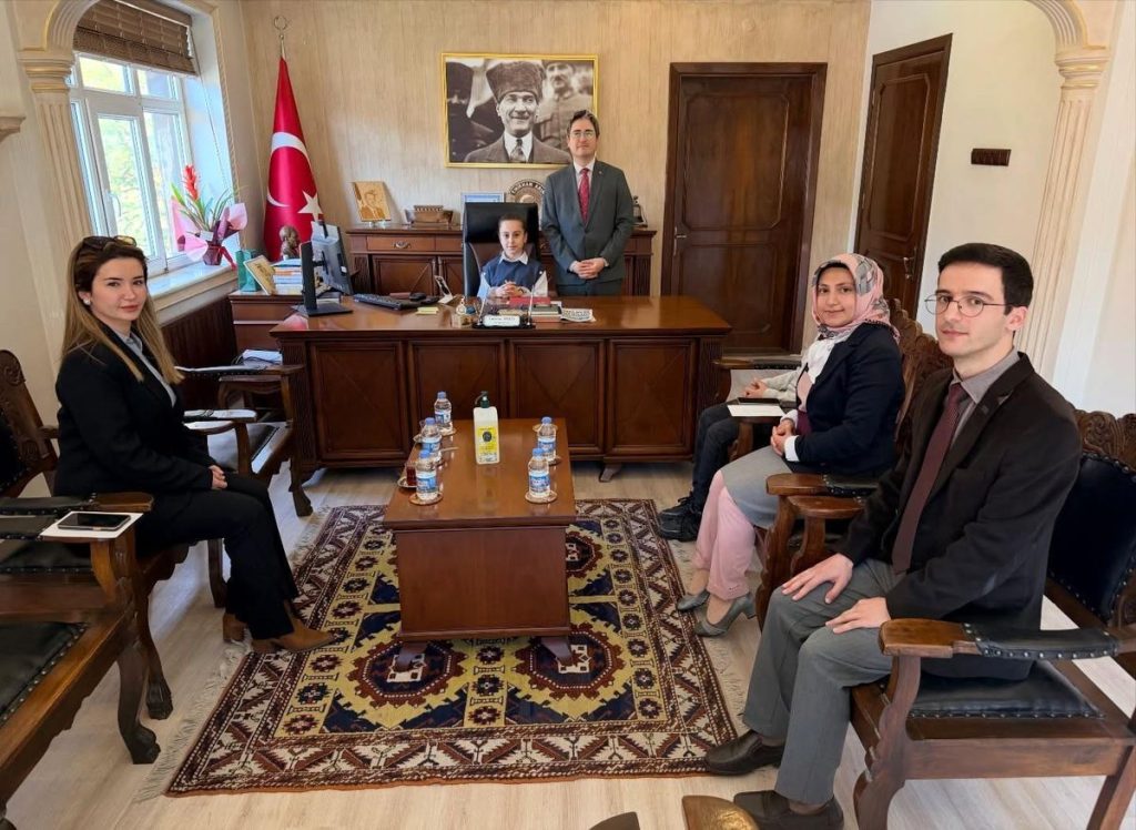 Adana'da yardım amaçlı kurulan giysi toplama kutusundan kıyafet çalan 2 zanlı yakalandı