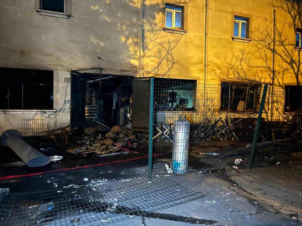 Arnavutköy'de metal fabrikasında sanayi tipi tüp patladı: 1'i ağır 3 işçi yaralandı