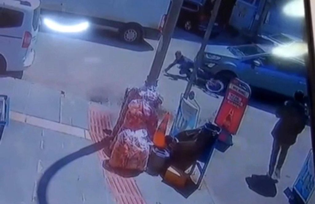 Batman'da bisikletiyle otomobilin altına giren çocuk metrelerce sürüklendi: O anlar kamerada