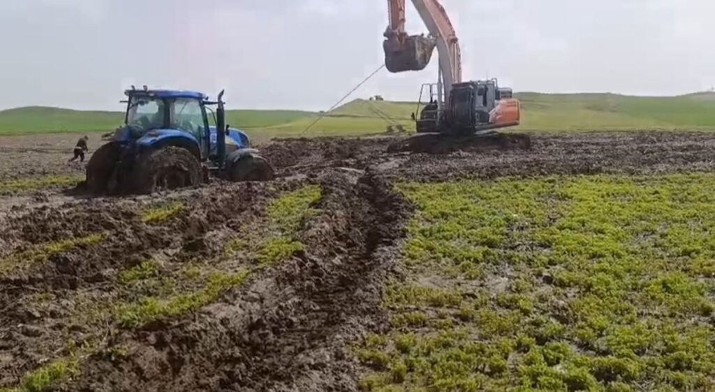 Batman'da çamura saplanan traktörler kurtarıldı