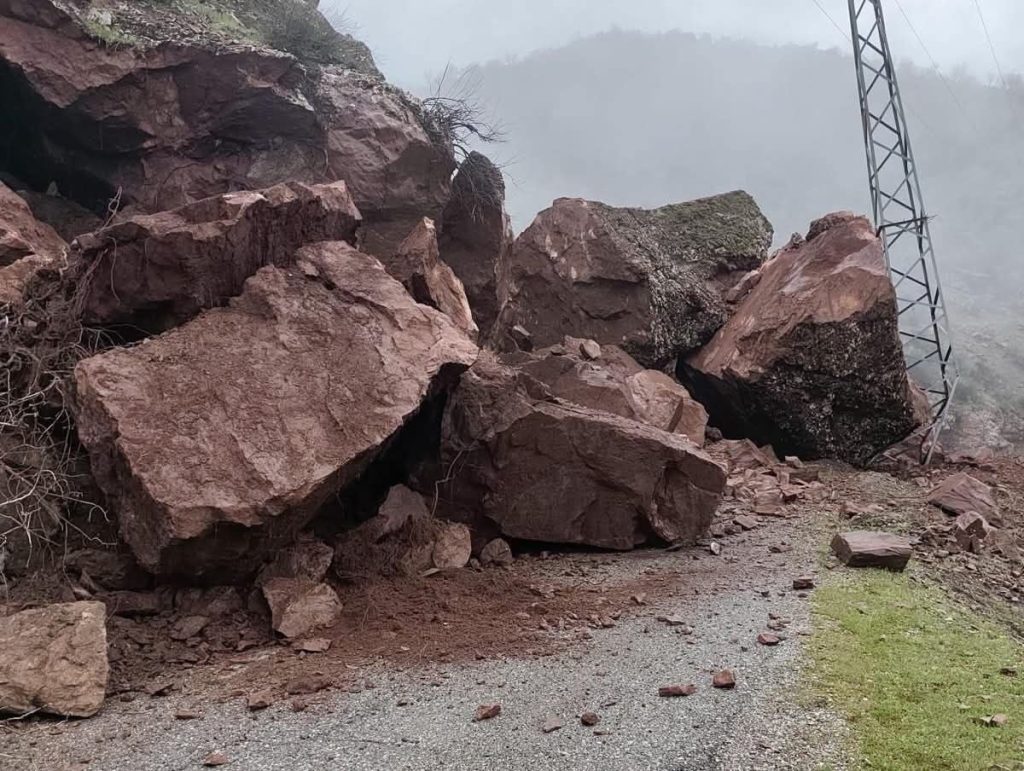 Batman'da grup köy yolu heyelan nedeniyle ulaşıma kapandı