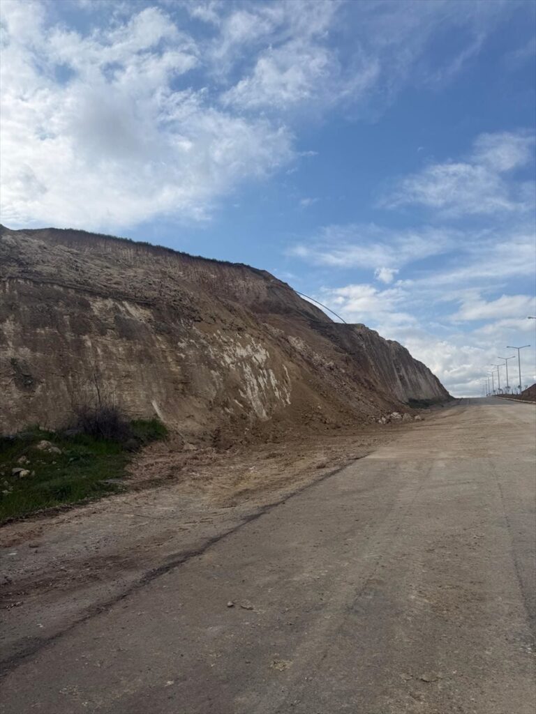 Batman'da heyelan nedeniyle kapanan yol ulaşıma açıldı