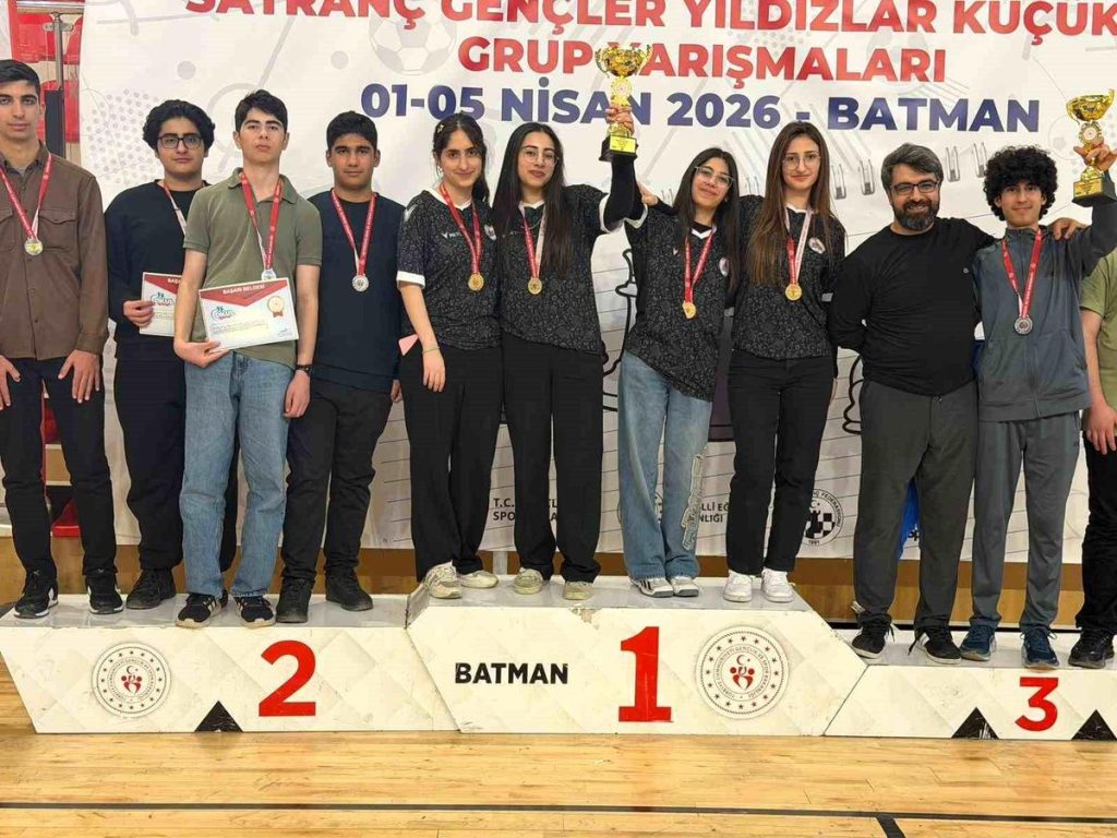 Batman'da heyelan; Yamaçtan kopan dev kayalar köy yolunu kapattı