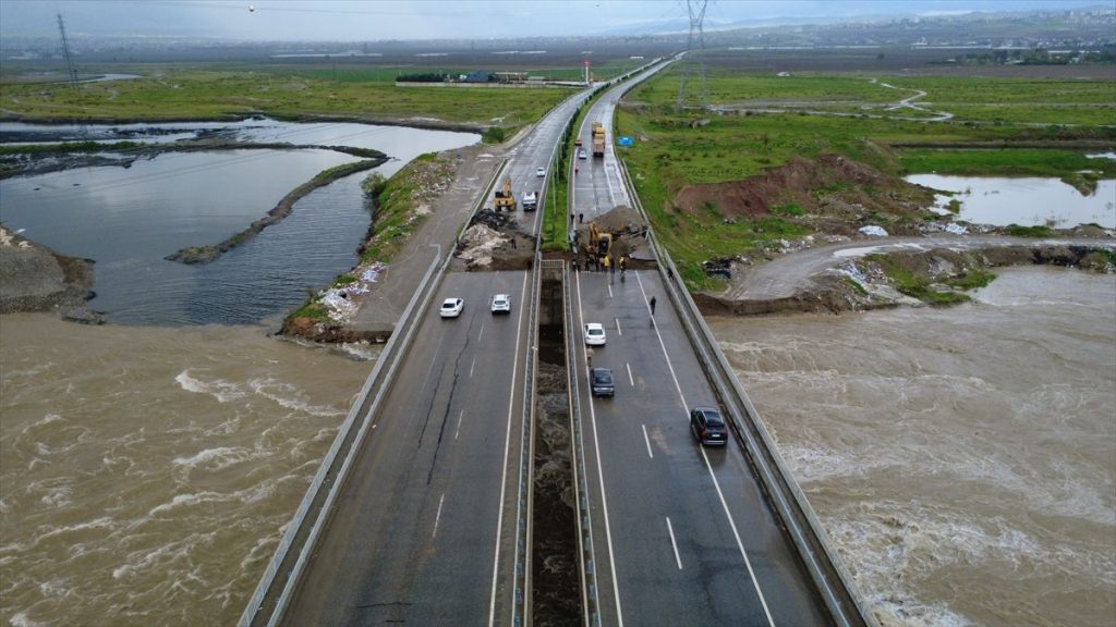 Batman'da sağanak nedeniyle çökme meydana gelen kara yolu ulaşıma kapatıldı