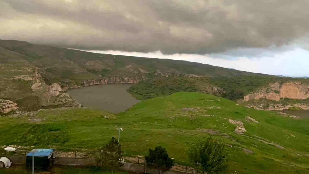 Batman'da sağanak sele neden odu, AVM girişinde tavan çöktü