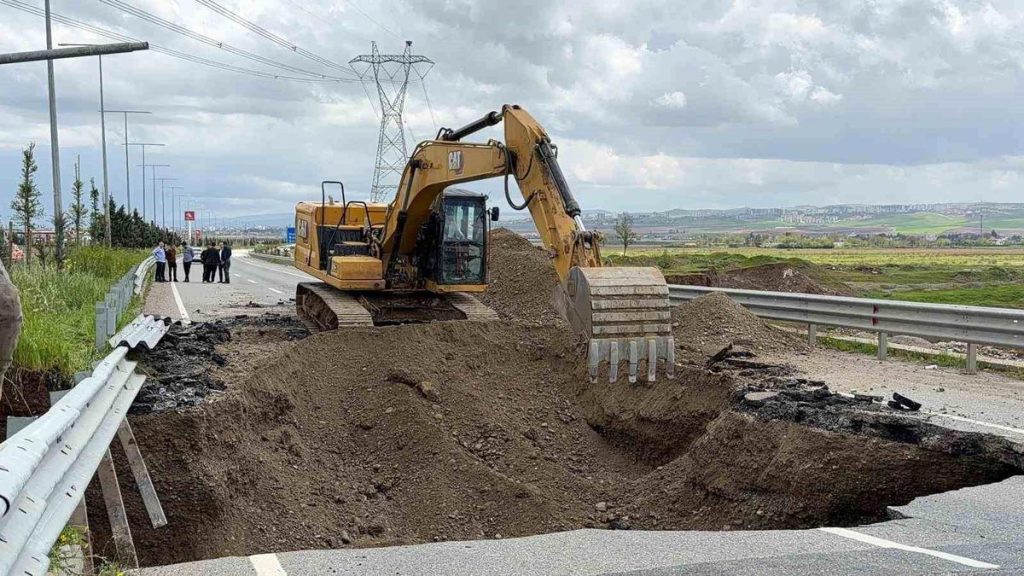 Batman'da sağanak yağış nedeniyle yol çöktü, Güney Çevre Yolu ulaşıma kapatıldı