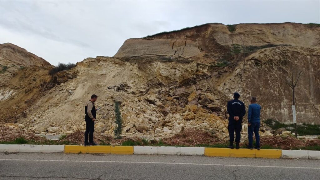 Batman'da üniversite yolunda heyelan meydana geldi