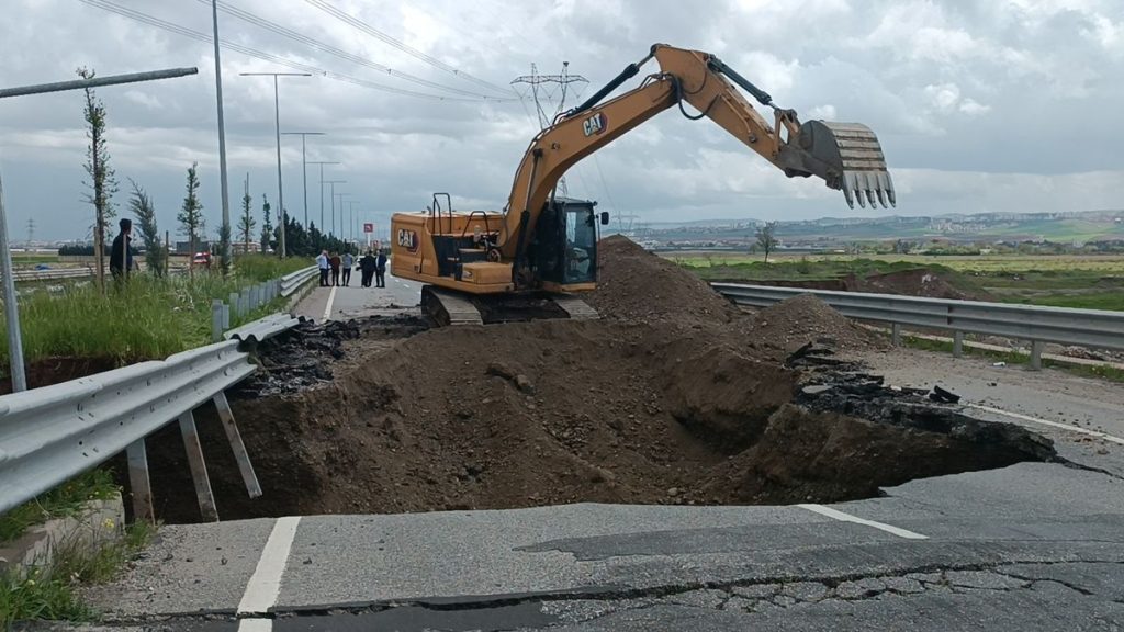 Batman'da yoğun yağış nedeniyle yol çöktü