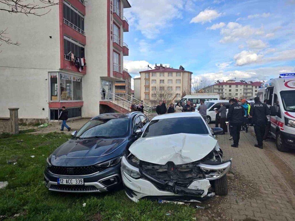 Bingöl'de iki otomobil çarpıştı: 4 yaralı