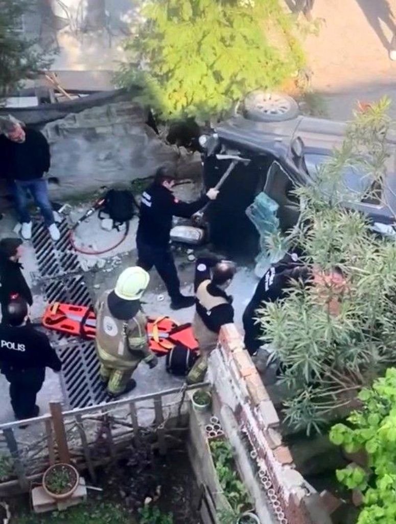 Bursa'da kaza yapan araç merdivenlerden yuvarlandı: 1 yaralı