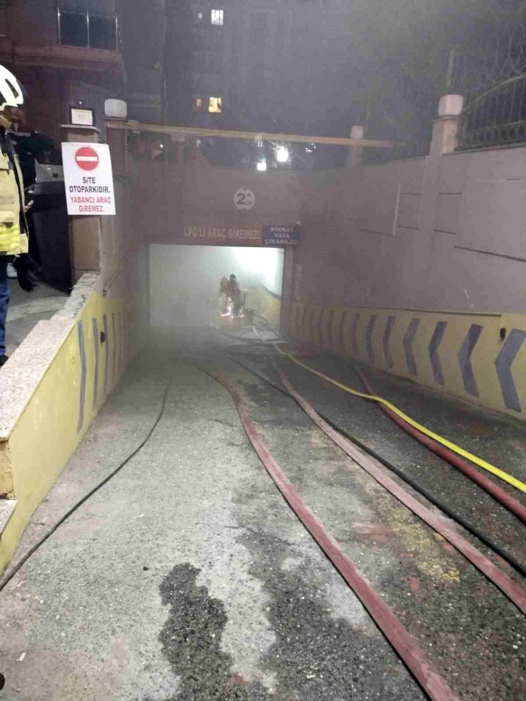 Çekmeköy'de park halindeki araçta yangın çıktı