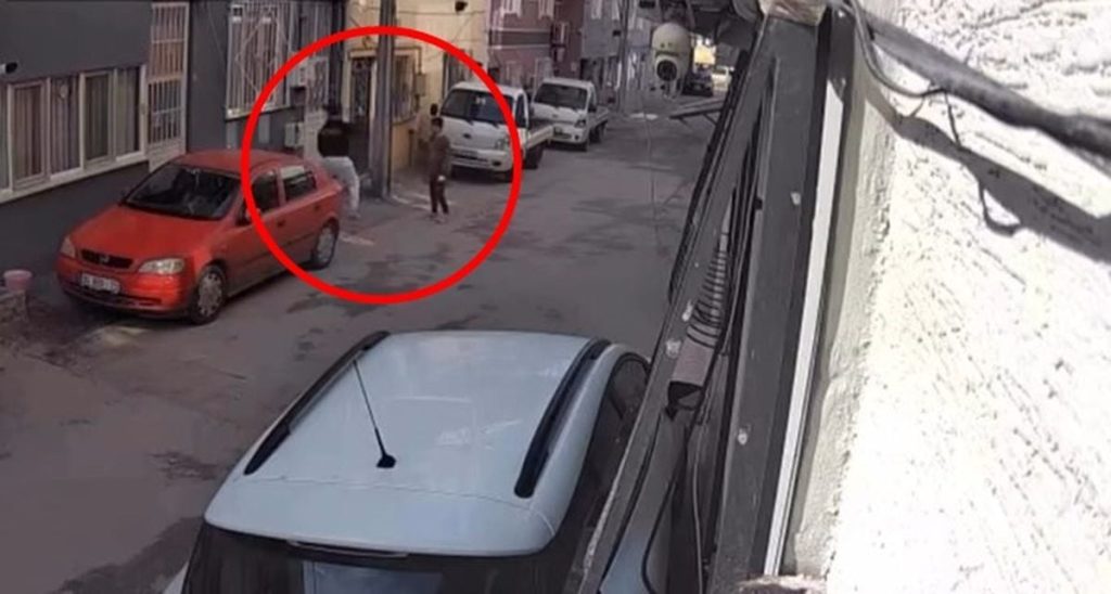 Doğal gaz kutusunu yumruklayıp kırdılar; o anlar kamerada