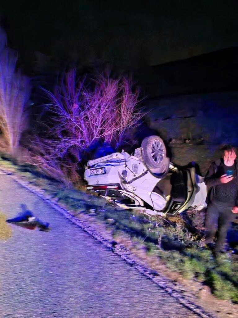 Elazığ'da otomobil takla attı: 2 yaralı