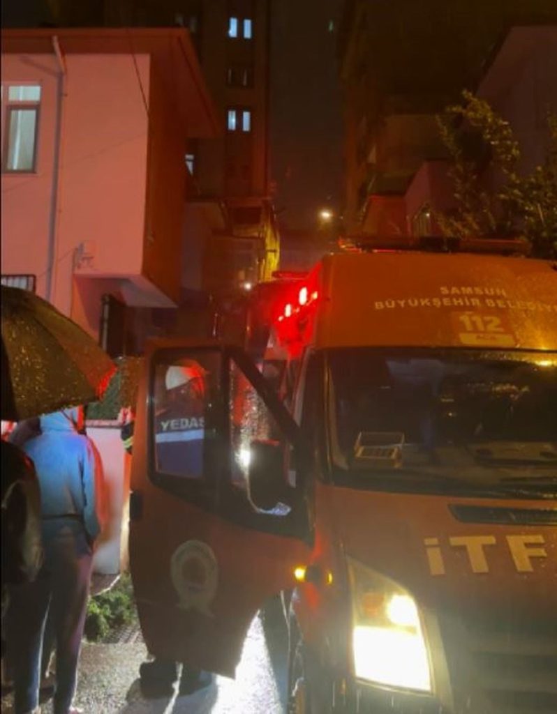 Elektrikli sobadan çıkan yangında anne ile 6 aylık bebeği dumandan etkilendi