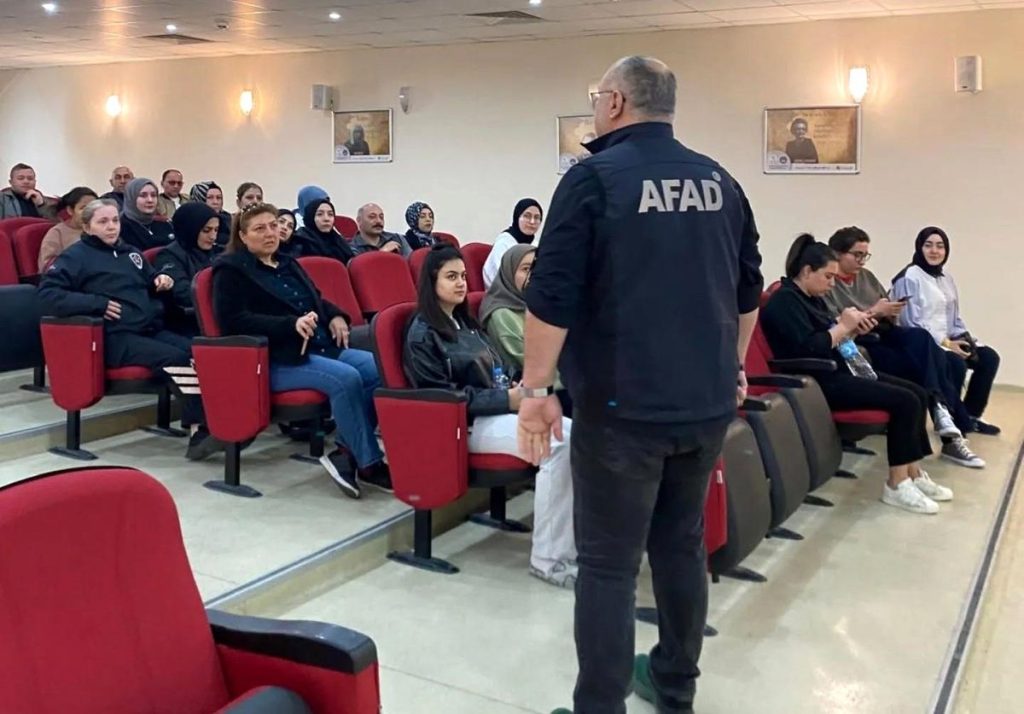 Erzincan'da afet bilinci eğitimleri sürüyor