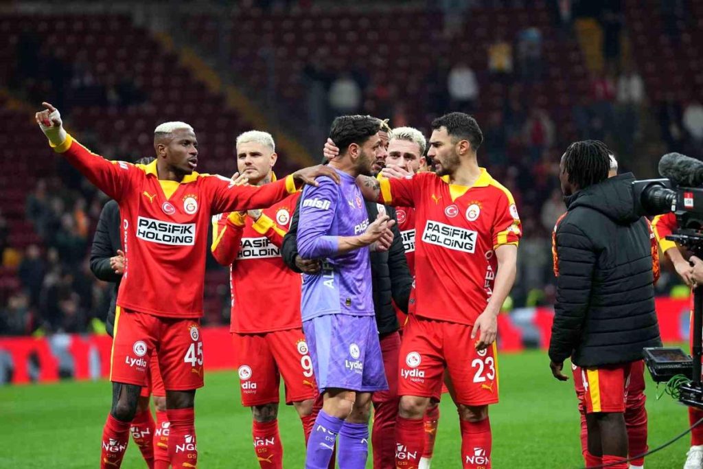 Galatasaraylı taraftarlardan Günay Güvenç'e destek