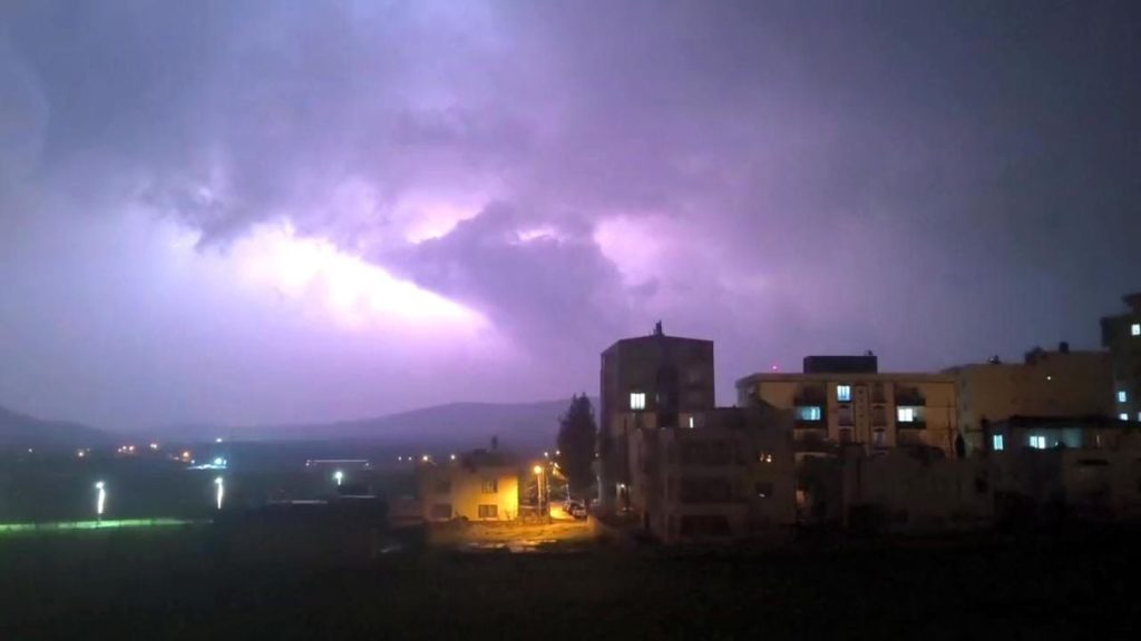 Gercüş'te şimşekler geceyi aydınlattı