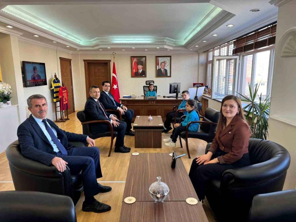 Kaymakam Tutay koltuğunu öğrencilere devretti