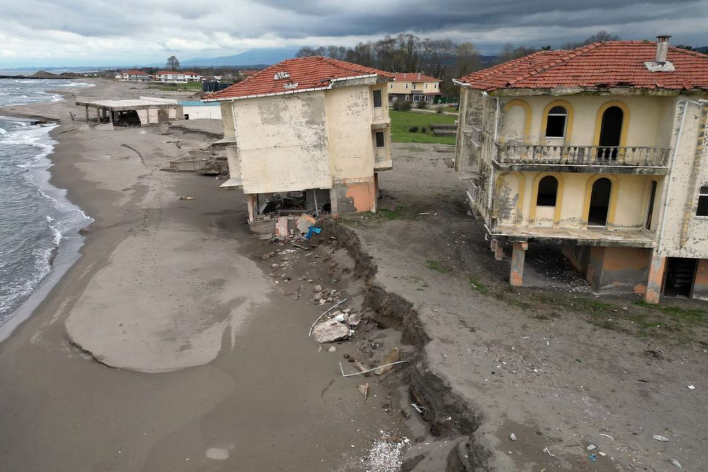 Korku filmi gibi! Deniz 100 metre içeri girdi, villalar çöktü