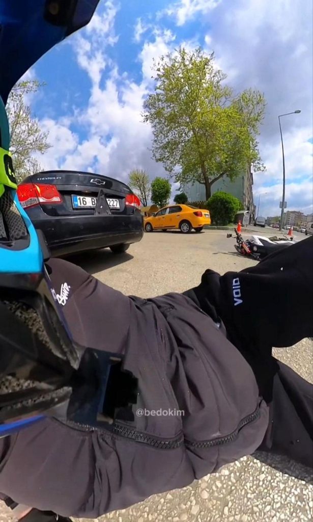 Motosiklet otomobile çarptı… O anlar kask kamerasına yansıdı